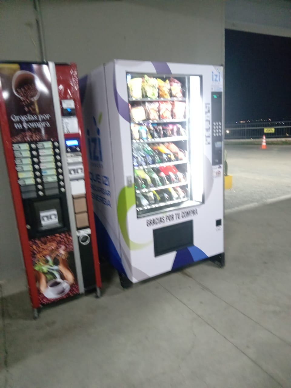 Máquina IZI Snacks en una zona exterior cubierta
