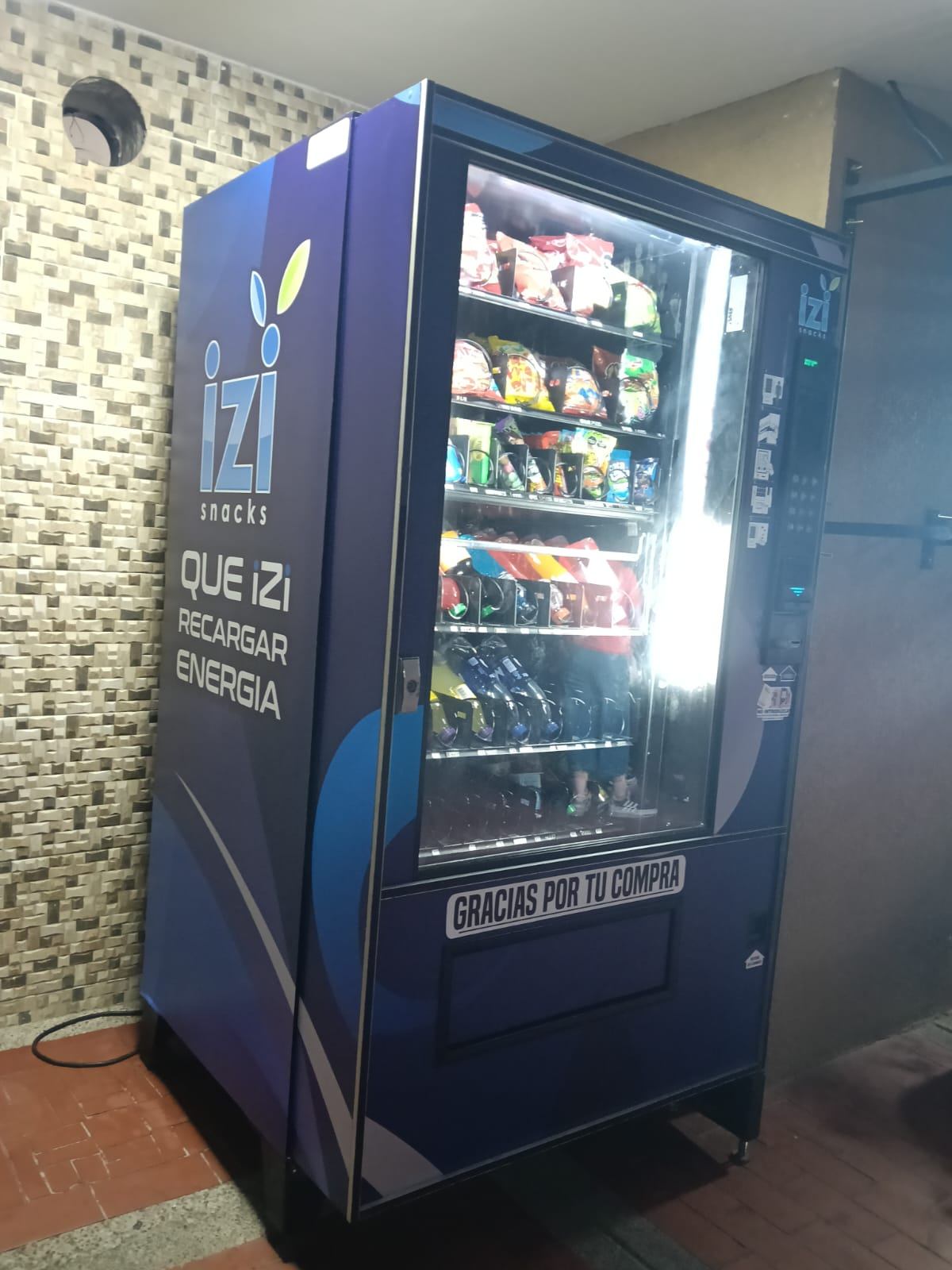 Lateral de una máquina IZI Snacks con el lema Que izi recargar energía