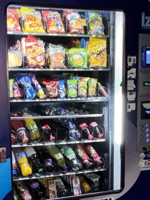 Vitrina de una máquina IZI Snacks llena de productos en todas las bandejas